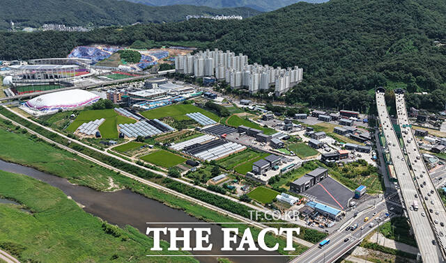 정부가 수도권 개발제한구역 해제 등을 통해 수도권에 최소 23만가구의 주택을 공급하겠다고 밝힌 가운데 13일 신규 택지로 지정된 경기 광주시 장지동 일대의 모습이 보이고 있다. /광주=박헌우 기자