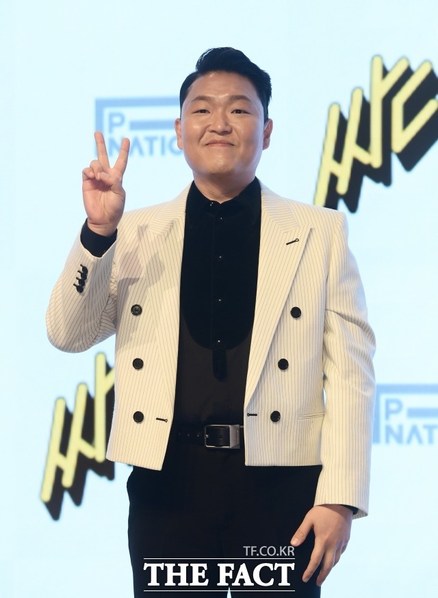 싸이의 'SUMMERSWAG 2026'은 8월 한 달 동안 수원과 광주, 부산, 대전 등 주요 도시를 돌며 뜨거운 무대를 이어가고 있습니다. 공연장마다 매진 행렬이 이어질 정도로 반응은 폭발적이다. /더팩트 DB