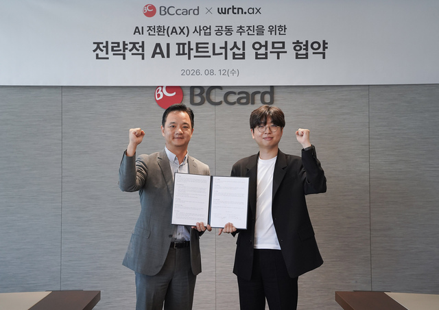 오성수 비씨카드 상무(왼쪽)와 김지섭 뤼튼 이사가 업무협약식에서 기념촬영을 하고 있다. /비씨카드
