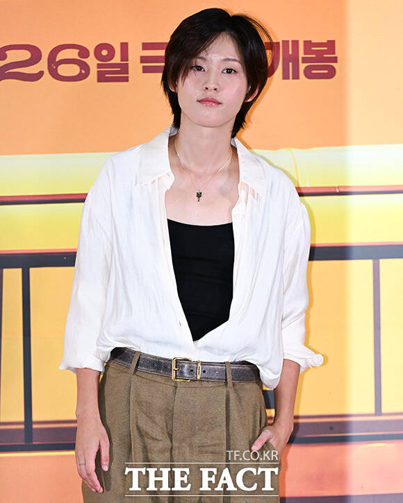 이연과 박소담, 이정은, 공효진, 변요한(왼쪽부터)이 포즈를 취하고 있다.