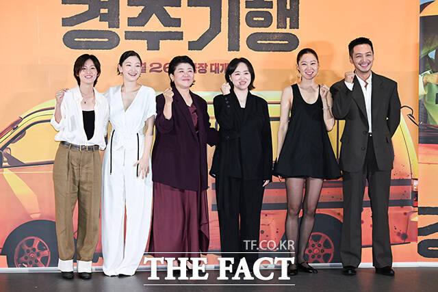 배우 이연과 박소담, 이정은, 김미조 감독, 배우 공효진, 변요한(왼쪽부터)이 13일 오후 서울 송파구 롯데시네마 월드타워점에서 열린 영화 '경주기행' 언론시사회 및 기자간담회에 참석해 포즈를 취하고 있다. /송호영 기자