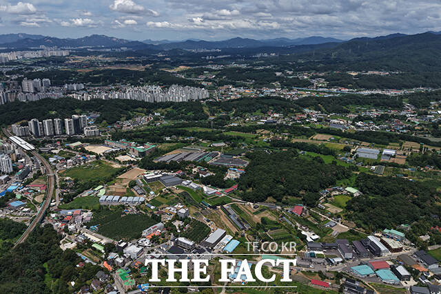 정부가 수도권 개발제한구역 해제 등을 통해 수도권에 최소 23만호의 주택을 공급하겠다고 밝힌 가운데 13일 오후 신규 택지로 지정된 경기 남양주시 와부읍 일대의 모습이 보이고 있다. /남양주=김성렬 기자