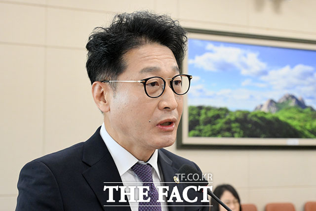 이호현 기후에너지환경부 2차관이 탄소중립기본법 개정안이 가결된 데 대해 인사말을 하고 있다.
