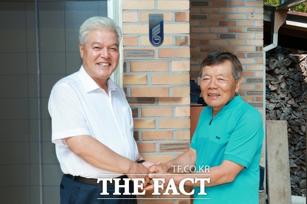 문정우 금산군수가 12일 제81주년 광복절을 맞아 독립유공자 유족 위문에 나섰다. 왼쪽부터 문정우 금산군수, 송기태 금산군광복회장. /금산군