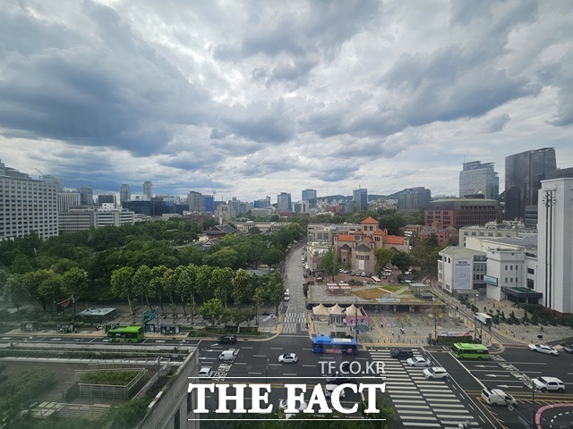 하늘전망대에서는 덕수궁 중화전, 대한성공회 서울주교좌성당, 서울특별시 의회, 광화문광장 등을 내려다볼 수 있다. 사진은 서울시청사 서편 9층 하늘전망대에서 정동 일대를 바라본 모습. /김명주 기자