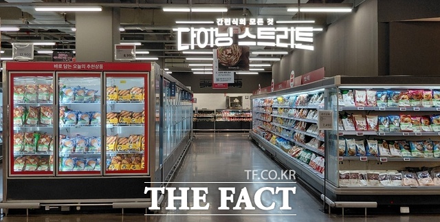영업 재개와 함께 납품이 정상화되면서 홈플러스 강서점 간편식 매대에 CJ제일제당, 오뚜기, 풀무원 등 대형 제조업체 주요 제품들이 가득 진열되어 있다. /손원태 기자