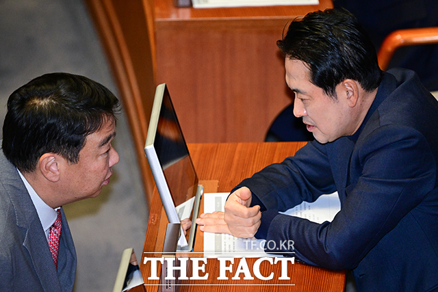 국민의힘이 당원 투표로 당협위원장을 선출하는 논의가 본격화되고 있다. 당협위원장 교체 논의가 본격화된 모양새다. 사진은 정희용 사무총장(왼쪽)이 장동혁 대표와 지난해 12월 9일 오후 서울 여의도 국회에서 열린 본회의에 참석해 대화하고 있는 모습. /남윤호 기자