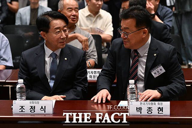 대화 나누는 조정식 국회의장(왼쪽)과 박종현 한국기자협회장.