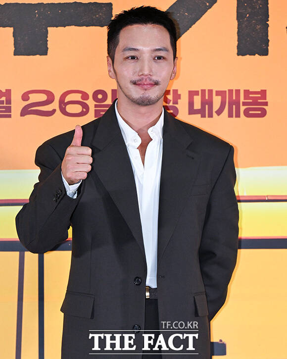 이연과 박소담, 이정은, 공효진, 변요한(왼쪽부터)이 포즈를 취하고 있다.