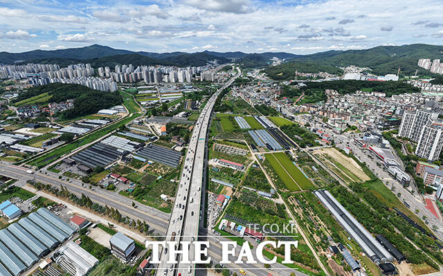 정부가 수도권 개발제한구역 해제 등을 통해 수도권에 최소 23만가구의 주택을 공급하겠다고 밝힌 가운데 13일 신규 택지로 지정된 경기 광주시 장지동 일대의 모습이 보이고 있다. /광주=박헌우 기자