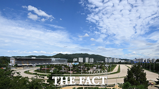 경마장 전경이 보이고 있다.
