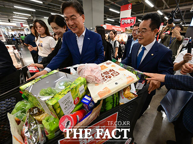 민병덕 의원이 카트 가득 쌓인 물건들을 계산하는 모습.
