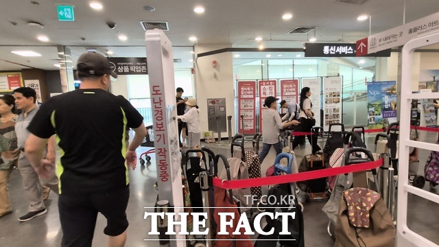 13일 영업을 재개한 홈플러스 강서점 입구에 장바구니 카트가 줄서있다. 지난달 영업 종료 후 카트로 막혔던 입구가 한 달 만에 달라진 모습이다. /홈플러스 강서점=오승혁 기자