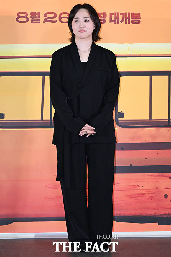 이연과 박소담, 이정은, 공효진, 변요한(왼쪽부터)이 포즈를 취하고 있다.
