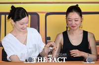  '언니, 물병 따줄게' [포토]