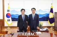  조 의장, 통일장관 접견…