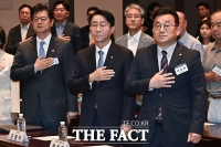  국민의례 하는 성기홍 홍보수석-조정식 국회의장-박종현 한국기자협회장 [포토]