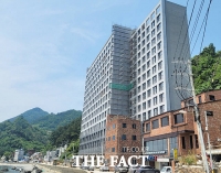  [취재석] 멈춰 선 '라마다 울릉', 불신의 공사 끝내야