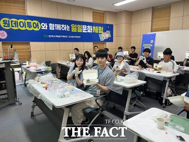 13일 '원자력 바로알기 원데이투어' 행사에서 참가자들이 기념사진을 찍고 있다. /고리원자력본부
