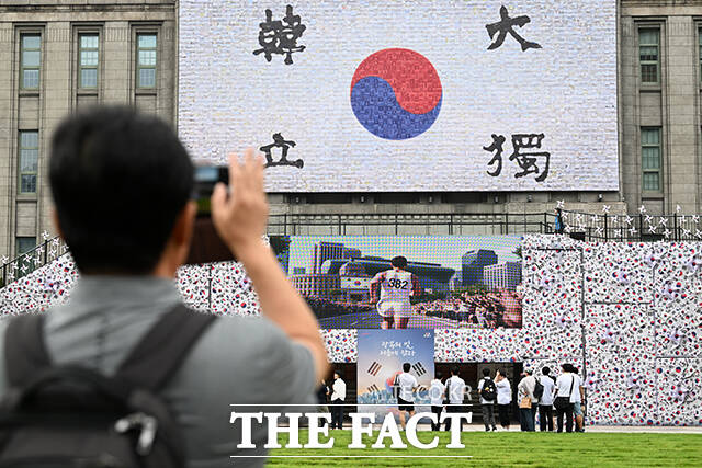 최근 리서치 기업 피앰아이(PMI)가 전국 성인 남녀 1000명을 대상으로 실시한 '2026 광복절 인식 조사'에 따르면 최근 3년간 광복절에 태극기를 게양한 경험이 있다는 응답은 57.0%로 집계됐다. /더팩트 DB