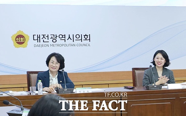 왼쪽부터 박은희·서다운 대전시의회 의원이 14일 시의회 3층 소통실에서 기후위기 아동 및 취약계층 보호 정책간담회를 개최했다. /선치영 기자