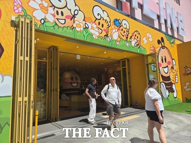 지난 12일 낮 12시52분께 서울 지하철 4호선 명동역 7번 출구 앞 한 식료품 매장의 접이식 문이 열린 채 고정돼 있었다. 매장 앞을 지나자 시원한 냉기가 흘러나왔다. 지난 9일 녹색연합이 지난달 15일부터 28일까지 서울 명동, 홍대입구, 강남과 수도권 복도형 아울렛 등에 있는 매장 1170곳을 조사한 결과 669곳(57.2%)이 개문 냉방 영업을 하는 것으로 나타났다. /안디모데 기자