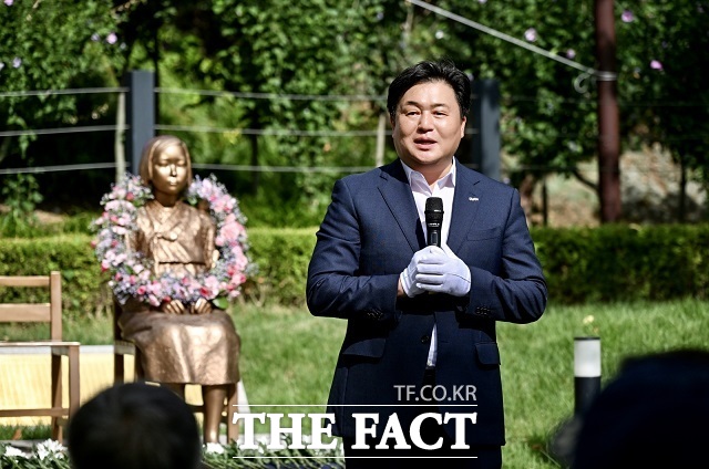 임병택 시흥시장이 14일 오전 정왕동 옥구공원 평화의 소녀상 앞에서 열린 기림식에서 기념사를 하고 있다. /시흥시