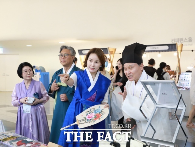 임오경 더불어민주당 의원이 14일 서울 동대문디자인플라자(DDP)에서 열린 '2026 한복상점'을 찾아 한복 산업 현장을 둘러보고 시민들과 소통했다. /임오경 의원실 제공