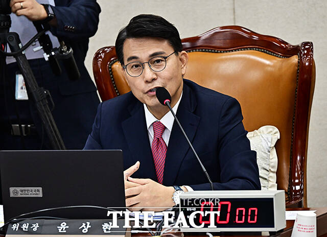 깊은 내홍에 빠진 국민의힘에서 당의 중심추 역할을 해야 할 중진 의원들의 발걸음이 제각각 흩어지고 있다. 사진은 윤상현 국조특위 위원장이 지난달 22일 오전 서울 여의도 국회에서 열린 '투표용지 부족사태 등 국민 참정권 침해 진상규명 및 선거관리 개혁을 위한 국정조사특별위원회' 전체회의에 참석해 발언을 하고 있는 모습. /배정한 기자