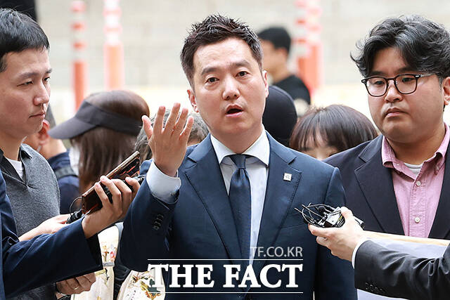 배우 김수현 씨의 명예를 훼손한 혐의를 받고 있는 김세의 가로세로연구소 대표가 5월 26일 오전 서울 서초구 서울중앙지법에서 열린 구속 전 피의자 심문(영장실질심사)에 출석하며 취재진의 질의에 답하고 있다. /박상민 기자