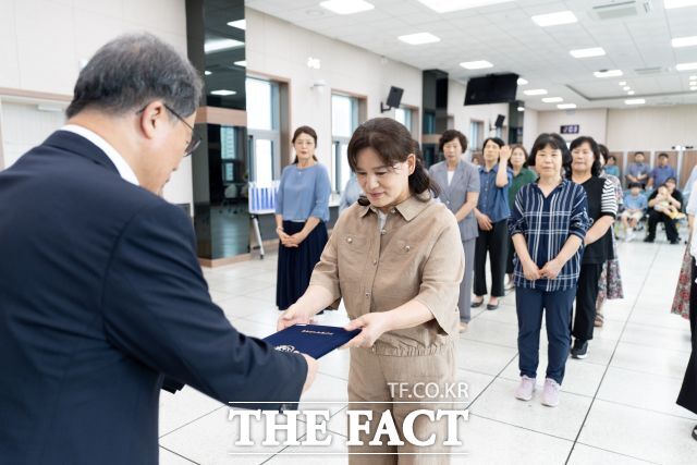 김석준 부산시교육감이 퇴직하는 공무원에 표창장을 주고 있다. /부산교육청