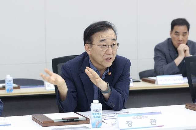 김윤덕 국토교통부 장관이 전북 부안군 수소도시 조성사업 현장을 방문해 수전해 기반 수소 생산시설을 점검했다. /국토교통부