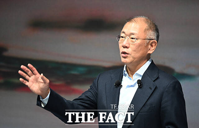 정의선 현대자동차그룹 회장이 상반기 45억원의 보수를 받았다. 사진은 정 회장이 경기 고양시 현대모터스튜디오 고양에서 열린 현대차그룹 2025년 신년회에 참석해 신년사를 하는 모습 / 더팩트 DB