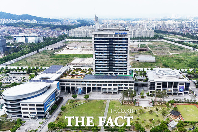 전주시 완산구 효자동3가 전북도청 상공에서 <더팩트>가 드론으로 촬영한 도청사 전경 /전주=김수홍 기자
