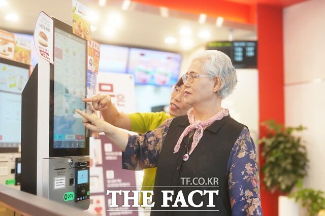 도내 매장에서 한 어르신이 키오스크를 직접 이용할 수 있도록 현장 교육을 진행하고 있다. /충남도교육청