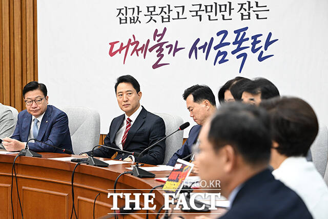 국민의힘 원내대책회의 참석한 오세훈 서울시장.