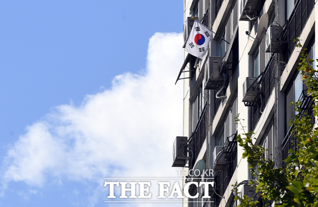 광복절은 법으로 정한 국기 게양일이다. 대한민국국기법 제8조는 광복절을 비롯해 3·1절과 제헌절, 개천절, 한글날 등 국경일을 국기를 게양하는 날로 규정하고 있다. /더팩트 DB
