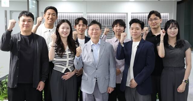 배형근 현대차증권 사장(앞줄 왼쪽에서 세번째)과 CLB 구성원들이 지난 13일 대담회를 마치고 기념 사진 촬영을 하고 있다. /현대차증권