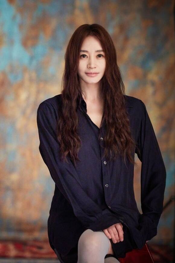 배우 김혜수가 쿠팡플레이 시리즈 '지금 불륜이 문제가 아닙니다'의 매력으로 대본을 꼽으며 작가들을 주목해 달라고 강조했다. /쿠팡플레이
