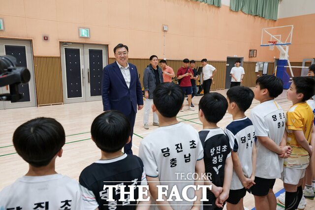 김기재 당진시장이 13일 당진정보고 학생체육관을 찾아 합동훈련을 참관하고 선수들을 격려하고 있다. /당진시