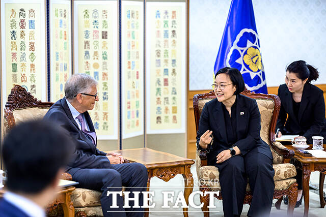 한성숙 국무총리(오른쪽)가 14일 오후 서울 종로구 정부서울청사에서 차세대 원전 기업 테라파워 창업자인 빌 게이츠 게이츠재단 이사장과의 면담에 앞서 기념사진을 찍고 있다. /국무총리실