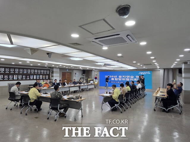 아산시청 상황실에서 열린 ‘2026 을지연습 통합방위협의회’ 회의 진행 모습. /아산시