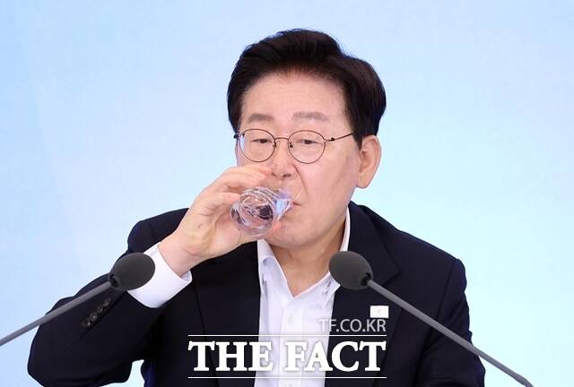이재명 정부가 태릉CC와 과천 경마장 등 기존 도심 공급 부지의 착공을 앞당기기로 했다. 사진은 이재명 대통령이 지난 12일 청와대에서 열린 미래성장동력 7대 SEED 보고회에서 물을 마시고 있다. /뉴시스