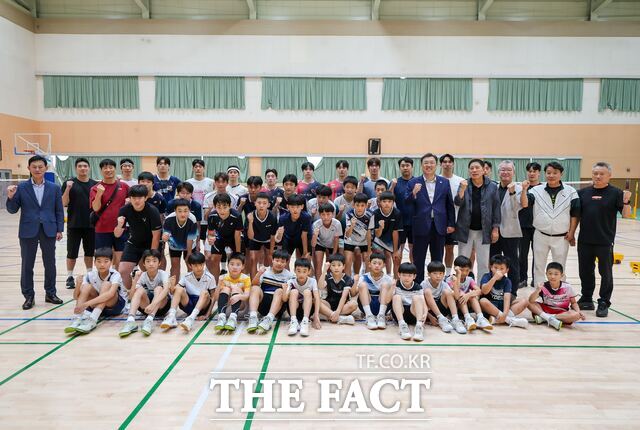 김기재 당진시장이 13일 당진정보고 학생체육관을 찾아 합동훈련을 참관하고 선수들과 기념 촬영을 하고 있다. /당진시