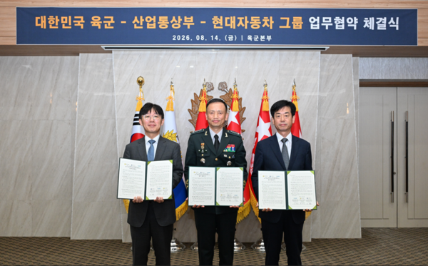 현대자동차그룹이 장병 안전 제고와 군 지원 업무 효율화를 위한 민·관·군 협력에 나선다. 사진은 (왼쪽부터) 이민우 산업부 산업성장실장 전담직무대리, 최장식 육군참모차장, 이항수 현대차그룹 부사장이 기념 촬영을 하는 모습 / 육군