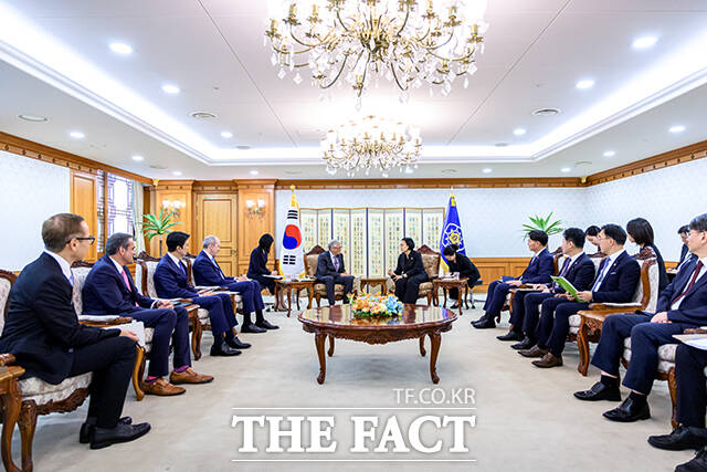 한성숙 국무총리(오른쪽)가 14일 오후 서울 종로구 정부서울청사에서 차세대 원전 기업 테라파워 창업자인 빌 게이츠 게이츠재단 이사장과의 면담에 앞서 기념사진을 찍고 있다. /국무총리실