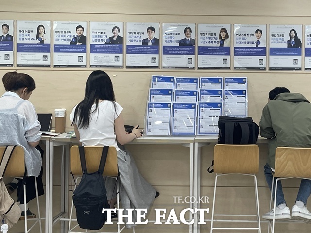 서울 동작구의 한 공무원 시험 전문 학원 공용 자습 공간에서 학생들이 공부하는 모습. /진주영 기자