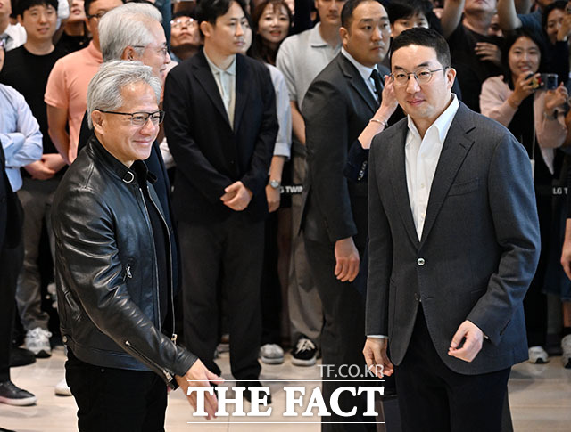 젠슨 황 엔비디아 최고경영자(CEO)가 지난 6월 8일 오전 서울 영등포구 LG 트윈타워에서 구광모 LG그룹 회장을 만나 사옥에 들어가고 있다. /서예원 기