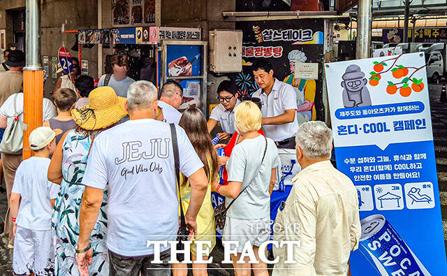 동아오츠카는 해수욕장에서 근무하는 수상 안전요원과 관광객, 재래시장에서 장시간 야외 활동을 이어가는 고령 상인들에게 포카리스웨트를 1만여 캔을 전달하며 폭염 속 수분 보충을 지원한다. /동아오츠카