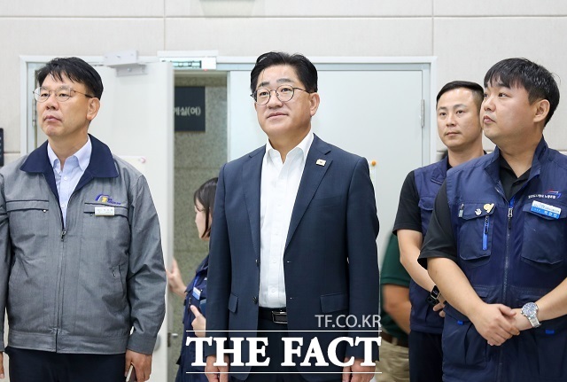 이기형 김포시장(가운데)이 13일 김포골드라인 현장을 찾아 운영 현황과 혼잡률 완화를 위한 주요 사업 추진 상황을 점검하고 있다. /김포시